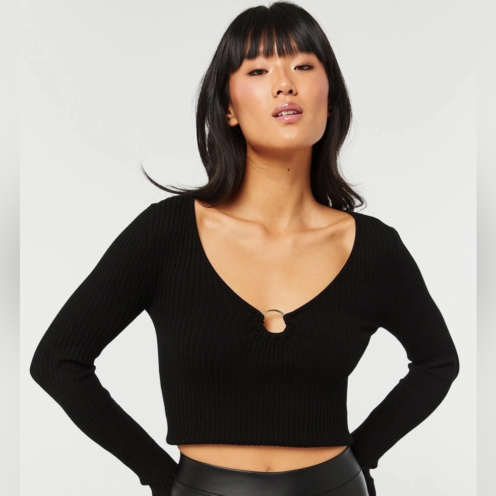 House of Harlow Black Ribbed Sweater O Ring Center